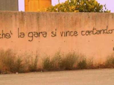 Una scritta che porta la firma dei dirigenti-tifosi dell'Ideale